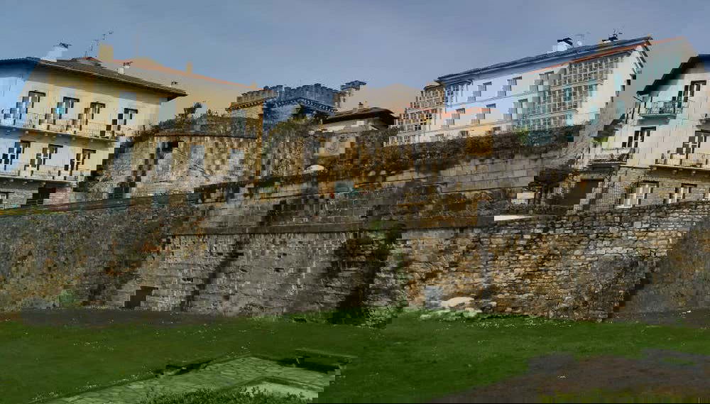 Em frente aos edifícios do centro histórico