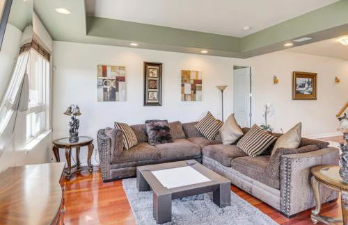 3BR Mountain Retreat with 2 Executive Suites & Scenic Views Sleeps 6 - Photo 4