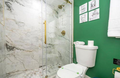 Emerald Luxe Lakeview 6 min to EPIC Universe - Foto 17