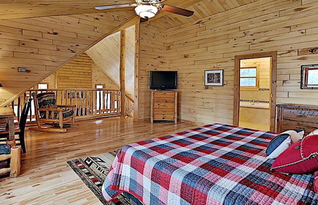 Sunset Cove Cabin On Lake Grindstone - Photo 3