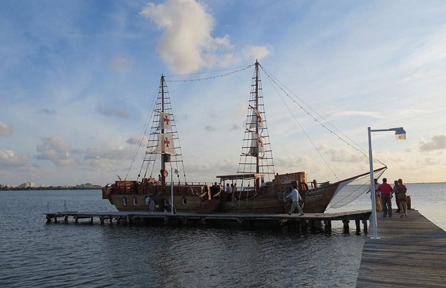 Tour de 2 días: Isla Mujeres en catamarán y nado con delfines + Crucero Columbus con cena romántica - Foto 5