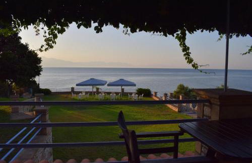 Alexandros Beachfront Apartments near Petalidi with Private Sunbeds & Sea View - Foto 9