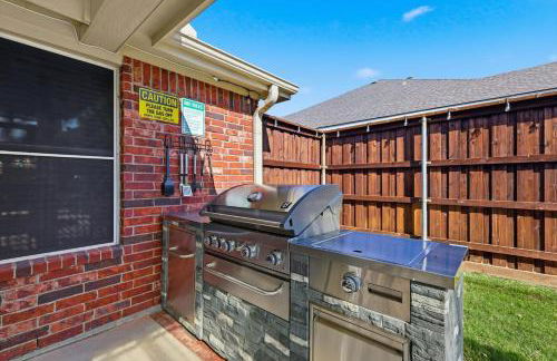 4BR w Pool Cinema Room, Mini Golf & EV - Photo 36