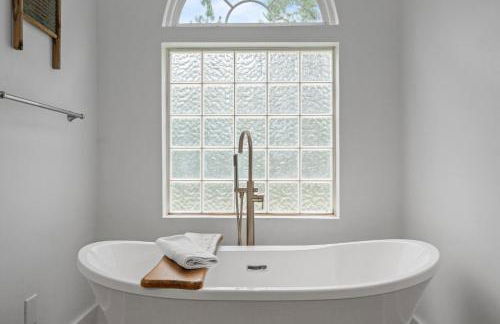 Grandma's Farm on 6 acres with Lighted Barn and River Access - Foto 5