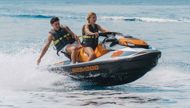 Disfrutando del tour en moto de agua