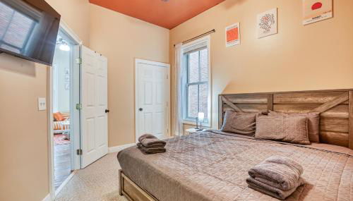 Duplex by Forsyth Park - 2 King Beds - Patio & Balcony - Foto 5, towels, wardrobe