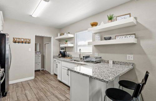 Renovated Stay, Parking, Near DT & Airport - Foto 9