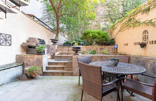 Luxurious Gold Coast 4BR 4-Story Villa with Parking Sleeps 12 Guests - Photo 18