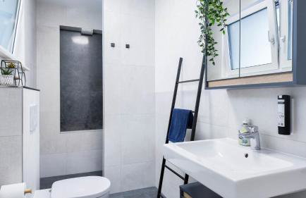ALFA Stuttgart Doppelzimmer mit Teeküche und Terrasse Porsche Bosch l Gemeinschaftsbad WIFI SmartTV l Double room with kitchenette and terrace l shared bathroom BS21A5 - Foto 16