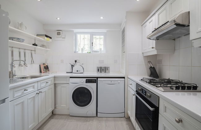 At Home in Chelsea - Photo 16