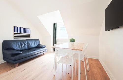 Tolstov Apartments - 3 Room Attic Apartment - Kitchen - 5 min to Messe DUS - Foto 1