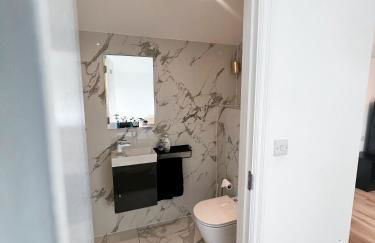 Modern Entire Unit 3BR, 3BA, balcony, 86inch TV - 15mins to city - Foto 3