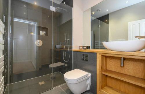 Stylish Leeds City Centre Retreat with Private Terrace & Hottub - Foto 14