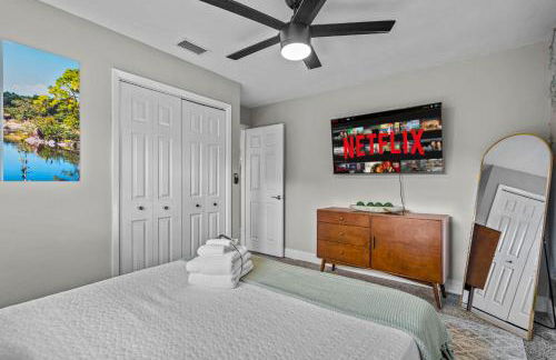 Bali Inspired home with Heated Pool, Sauna and Hot Tub! Close to Beach and Atlantic Ave - Photo 23