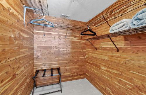 Renovated direct oceanfront condo with spacious balcony, heated pool, and garage parking - Foto 33