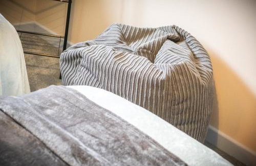 MK 2-Bedroom Contractor's Gem, 5 beds, sleeps 6, free parking - Foto 58