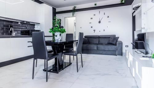 Black & White or Pop Art - Design Apartments with Parking & WiFi - Photo 2