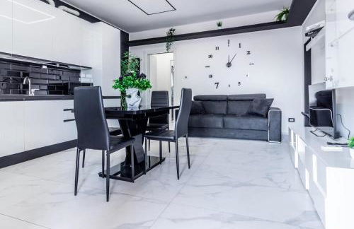 Black & White or Pop Art - Design Apartments with Parking & WiFi - Photo 2