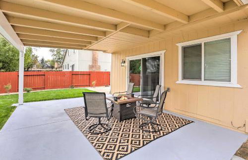 Relax Fireside and Play Pool! Home 4 Mi to Dtwn Reno - Foto 30