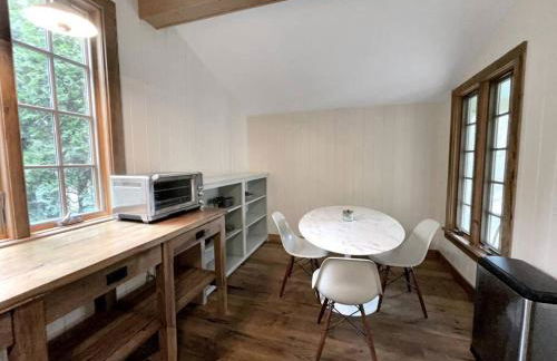 Cottage Retreat - Historic Cottage Home w Home Gym - Photo 17