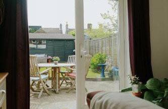 Horsham 3 Bed House With Garden - Photo 10