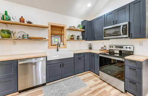 Remote Home with Deck and Grill in Scenic Tuckasegee! - Foto 10