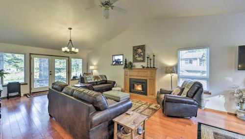 Riverfront Crescent City Home, 8 Mi to Beach! - Foto 4
