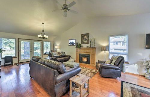 Riverfront Crescent City Home, 8 Mi to Beach! - Foto 4