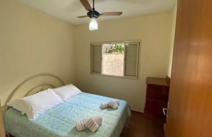 Casa com varanda, 2 quartos, wi-fi, próximo ao centro da cidade - Foto 2