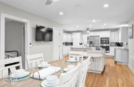 Lakefront Home w Pool, Dock, Fire Pit & Game Room Sip, Sip Away by Avantstay - Foto 68