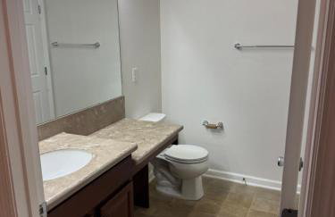 Lake View 2BR 2BA Suite Nr DWTN & NAS w POOL & Gym - Foto 3