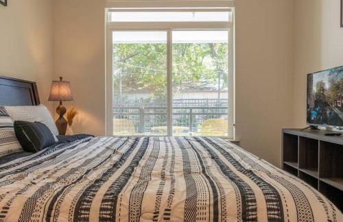 Beautiful RiverWalk Apt with Full Amenities, King Bed & Free Parking - Foto 36