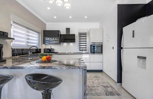 Villa VERONICA with CINEMA PROJECTOR by the HEATED POOL and JACUZZI - Foto 28