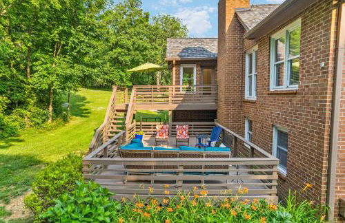 Updated and Spacious Home with Huge Yard Office and Decks - Foto 13