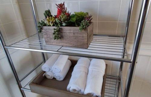 Perfect Combo of Charm & Comfort- 2Bedroom Home - Foto 28