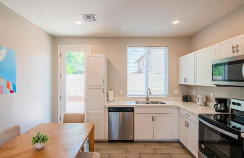 Serene 2BR Home with Premium Beds - Foto 51