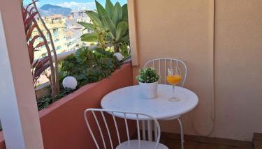 Ático fresco y luminoso con aparcamiento privado - Foto 3