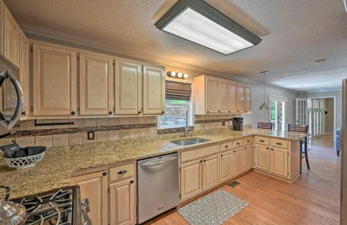 2 Mi to Clemson Central Villa with Deck, Near Lakes - Foto 9