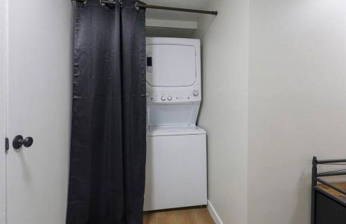 Luxuriously Contemporary Condo - Photo 28