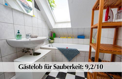 Helle 80m2 Maisonette FEWO mit tollem Balkon ins Grüne, Kingsize Bett, Smart-TV - Nur ein kurzer Spaziergang in die Altstadt und zum Domplatz - Kostenlose Parkplätze in den umliegenden Straßen - Ausgewählte Empfehlungen für Erfurt inklusive - Foto 18