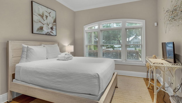 Spacious Retreat w/ Heated Pool, Sunset Deck & Golf Cart. Quick Walk to Beach - Foto 5, Habitación