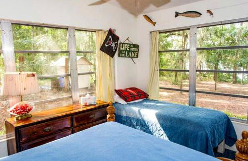 Spacious Cabin for a Group Getaway Overlooking Junior Lake in Florida - Foto 25