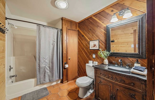 Sky View Chalet by Avantstay Stunning Interior, Spacious Deck, Hot Tub, & View - Photo 30