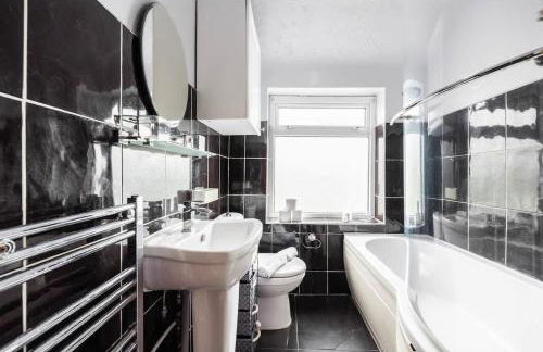 4 Bed , Monthly & Weekly Offers , Ideal For Contractors , Relocation & Leisure Stays - Photo 2