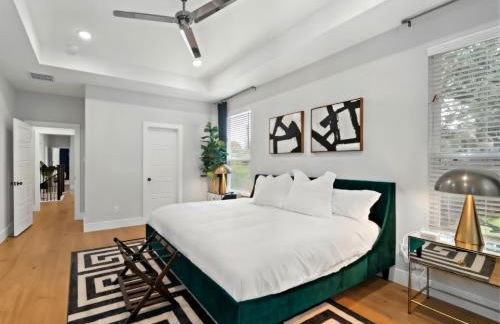 Black House - Downtown Elegance with HotTub and King Beds - Foto 3