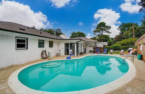Poolside Bungalow with Fire Pit Fun and King Suite - Foto 1