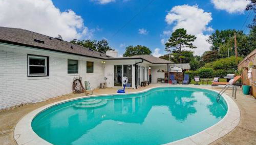 Poolside Bungalow with Fire Pit Fun and King Suite - Foto 1