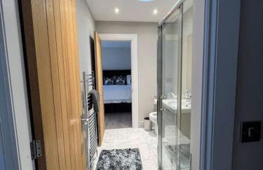 The Carthouse (Luxury 2 bed with private hot tub) - Photo 18