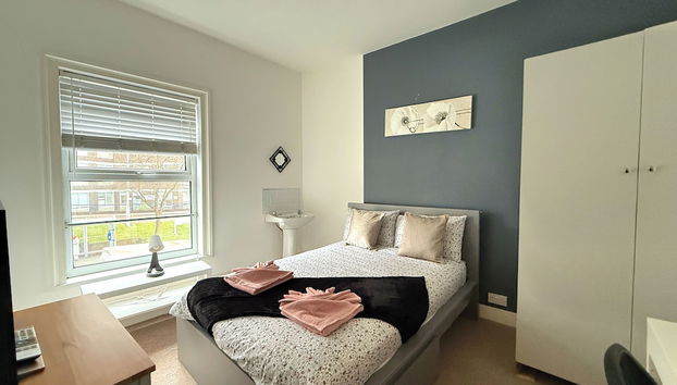 Spacious 6BR Property with Parking - Foto 4, Habitación