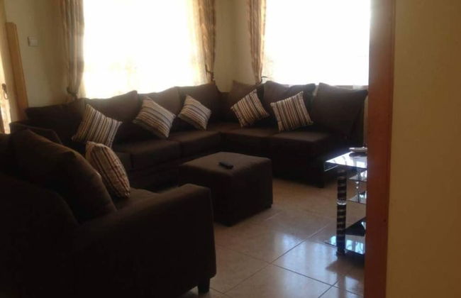 Captivating 3-bed Villa - Photo 20